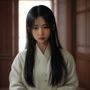 内容总监林美的工作照，女性，二十八岁左右，在明亮的办公室内手持平板电脑核对网站分类清单，桌面整洁，旁边放着一杯咖啡